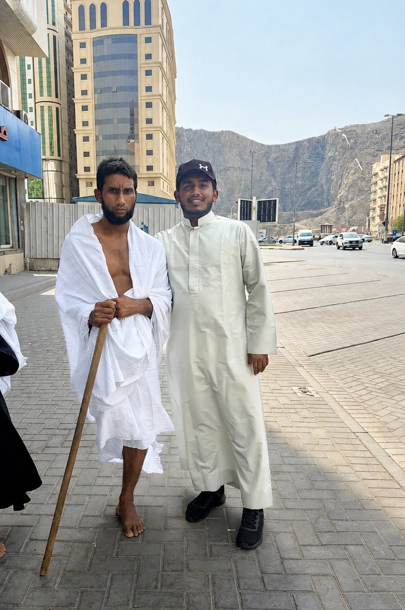 Eyaaaad's tweet photo. تذكرون مقطع النيبالي ذو الساق الواحدة الذي تصدى لوحده ودافع عن بيت الله في النيبال؟ (التغريدة المقتبسة).

قدم له عدد من السعوديين هدية له ولوالديه عبارة عن رحلة إلى مكة المكرمة لأداء مناسك العمرة، وقد وصلوا فعلاً للأراضي المقدسة يوم أمس.

الله يبارك في كل من سعى لهذا الأمر وخاصة الأخوان:
@moha_oz المحامي محمد
@mohd_alhindy محمد رافع الهندي
@hs_itt01 أبو بسام