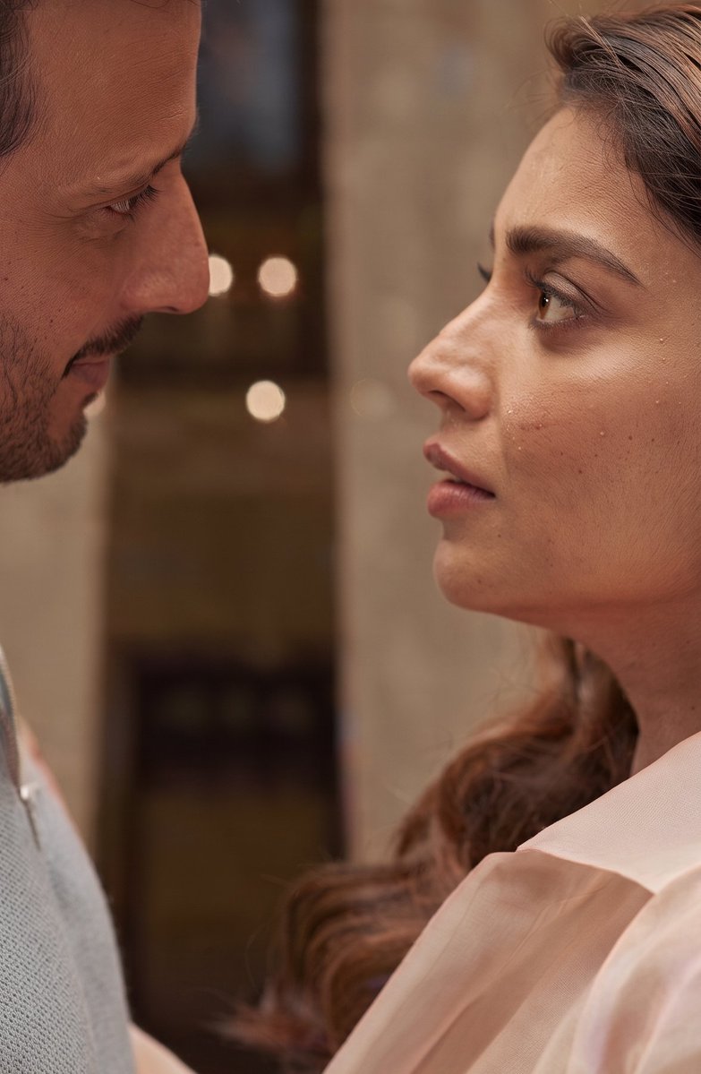 MassMayanti's tweet photo. 40+ year old Shriya still gives it hot when she does an onscreen smooch.🥵🥵🥵

Shriya Saran https://t.co/lD6jpo9VdV