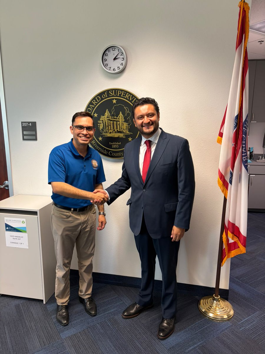 consulmexsanbe's tweet photo. El cónsul titular, el Dr. Salvador Percastre (@SoyPercastre) , sostuvo una reunión de trabajo con el Supervisor Yxstian Gutierrez del Quinto Distrito del Condado de Riverside con el objetivo de promover la difusión de nuestros servicios consulares y programas de protección https://t.co/t9k1asvxwt