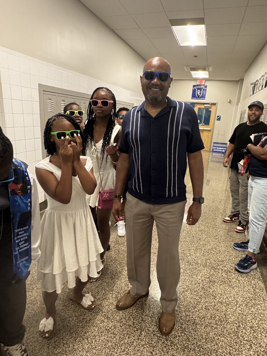 EatLoveRead247's tweet photo. And some shades…for the haters. 5 Isssssssssa Vibe!!!!!!
#FPCSCH #FriendshipsJourneyto30 #OneFriendship #AspireMore https://t.co/7m4AwDkSDd