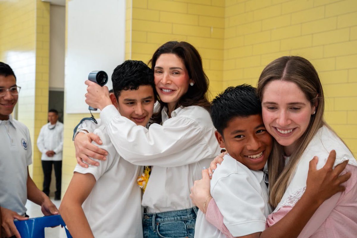 lissetteasfura's tweet photo. La Primera Dama, Lissette del Cid de Asfura, visitó la Villa de los Niños y reafirmó, junto a sus hijas Monique Asfura  y Alexandra Asfura, su compromiso con la educación y la formación en valores de la juventud hondureña. 🇭🇳📚✨

#Honduras #Juventud #valores #Principios https://t.co/ZN04ygi08F