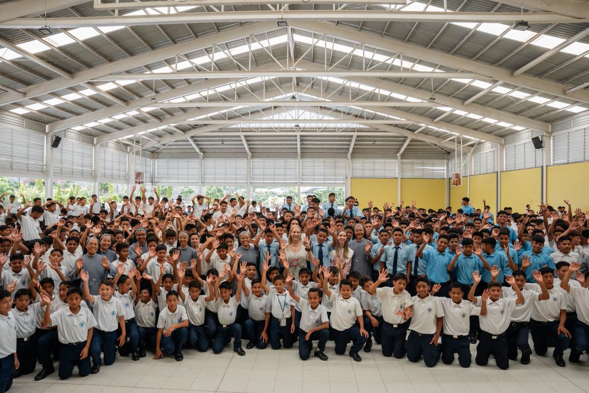lissetteasfura's tweet photo. La Primera Dama, Lissette del Cid de Asfura, visitó la Villa de los Niños y reafirmó, junto a sus hijas Monique Asfura  y Alexandra Asfura, su compromiso con la educación y la formación en valores de la juventud hondureña. 🇭🇳📚✨

#Honduras #Juventud #valores #Principios https://t.co/ZN04ygi08F