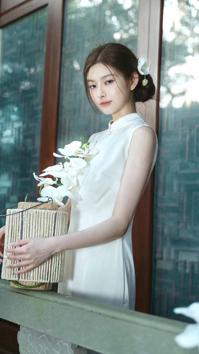 yirenwa's tweet photo. Menghabiskan waktu sejenak di sudut yang tenang ini, mengenakan cheongsam putih favoritku. Perpaduan antara detail kerah sanghai yang klasik dan indahnya bunga anggrek putih di tanganku selalu berhasil membawa rasa damai. Seperti kembali ke masa lalu yang penuh keanggunan. ✨ https://t.co/4WyFG2wb1q