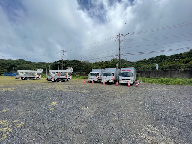 bousai_miyake's tweet photo. 都道伊豆大久保港線斜面崩落対応
  ＜高圧発電機車の増設＞

東京電力からの連絡によれば
高圧発電機車の増設が完了したことにより
緊急的に電気を止める可能性が低くなりました。 https://t.co/1O2Io0AcnW