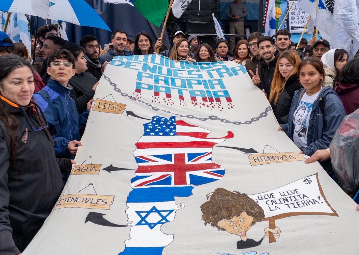 fsaintout's tweet photo. En las calles del Congreso, repudio total a las leyes de Milei, que habilitan el remate de la Argentina.
El pueblo logró frenar la extranjerización de las tierras, pero no podemos bajar los brazos: el intento de saqueo es permanente. 
La Patria no se vende 🇦🇷 https://t.co/fP96H5V57U