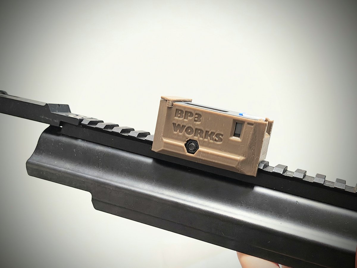BP3WORKS's tweet photo. 【進捗】RECOIL METER の進捗 その１２

RIS計測器（RECOIL METER）のガンマウントABS版作成中…。

トップの固定カバーがダサくて悶絶…。

20mmレール部分は少しスマートにしたんですが…。

なるべく強固に固定したいから、分割や可動式にしたくないってこだわりで固定方法に悩み中ﾃﾞｽ…。 https://t.co/Oz1jKZcNkp