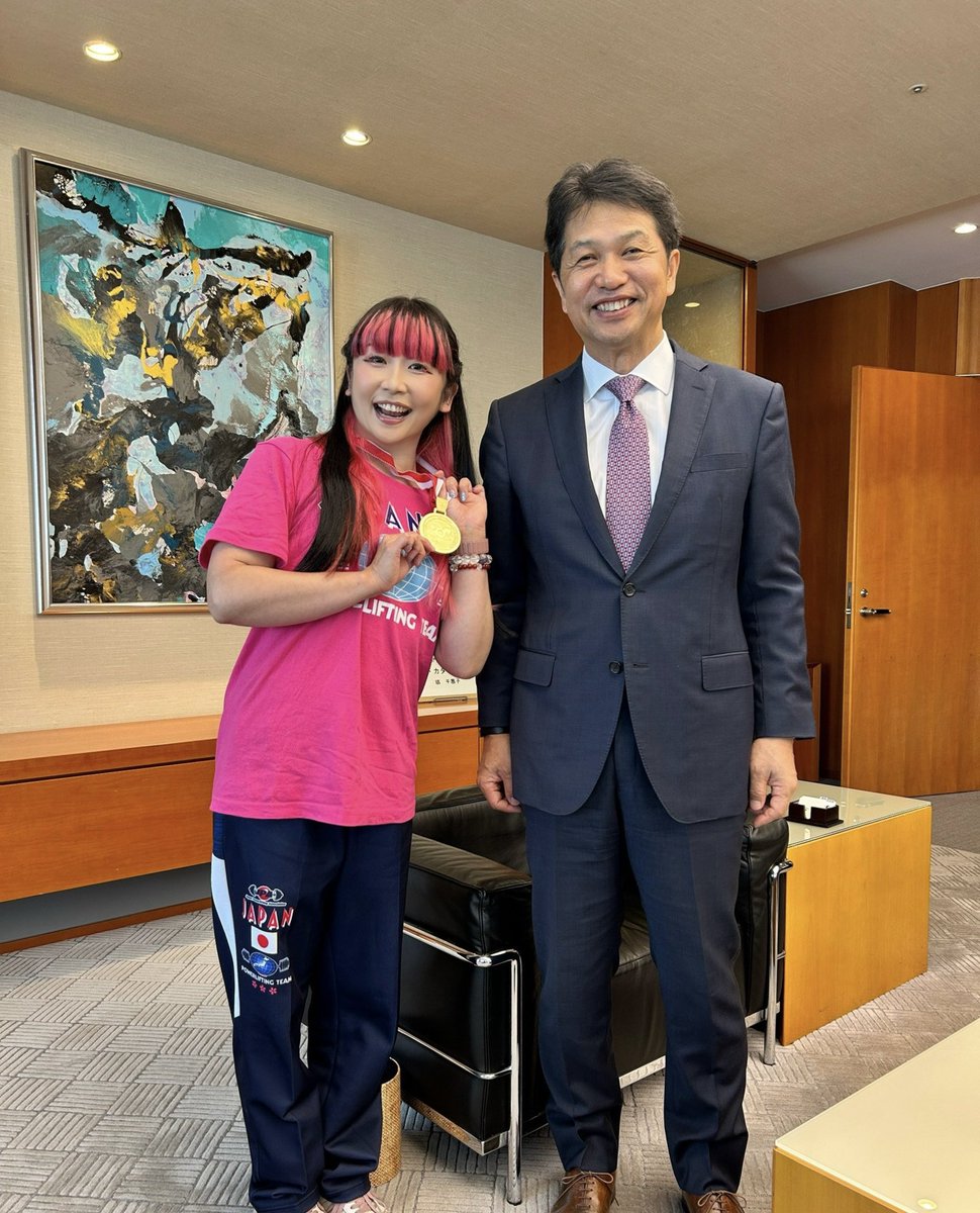 vivienne_w_mai's tweet photo. 茨城県から世界へ🌏

世界大会に出場した県勢4選手全員がメダルを獲得しました‼️
金メダル3つ🥇🥇🥇銀メダル1つ🥈✨

8月5日、茨城県庁を訪れ、大井川和彦知事に5月のベンチプレス世界大会の結果をご報告しました。

知事にお会いするのは、一昨年のテキサスでの世界大会のご報告以来、2度目。
私のことを覚えていてくださったのが、とても嬉しかったです🥹✨

支えてくださった皆さまへの感謝を胸に、また良い結果をご報告できるよう、これからも挑戦を続けます。

次は、さらに強くなって県庁へ‼️💪🔥