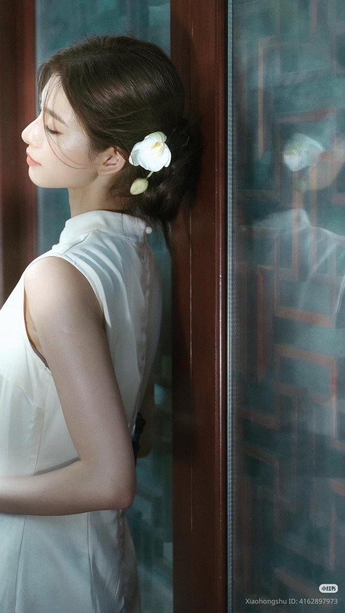 yirenwa's tweet photo. Menghabiskan waktu sejenak di sudut yang tenang ini, mengenakan cheongsam putih favoritku. Perpaduan antara detail kerah sanghai yang klasik dan indahnya bunga anggrek putih di tanganku selalu berhasil membawa rasa damai. Seperti kembali ke masa lalu yang penuh keanggunan. ✨ https://t.co/4WyFG2wb1q