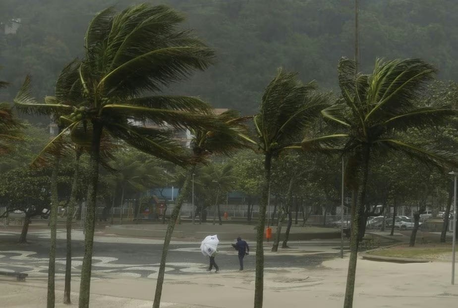 FDCLocutor's tweet photo. Ciclone Bomba, pode chegar na capital e municípios próximos do RJ. 
Madrugada de sexta-feira de:  
18° Graus * Lua: Minguante.
Nascer do Sol: Às 06:24 Horas. 
Por Fernando Del Castillo. 
Instagram: @jornaldofernandodelcastillo https://t.co/6yFFPILgPq