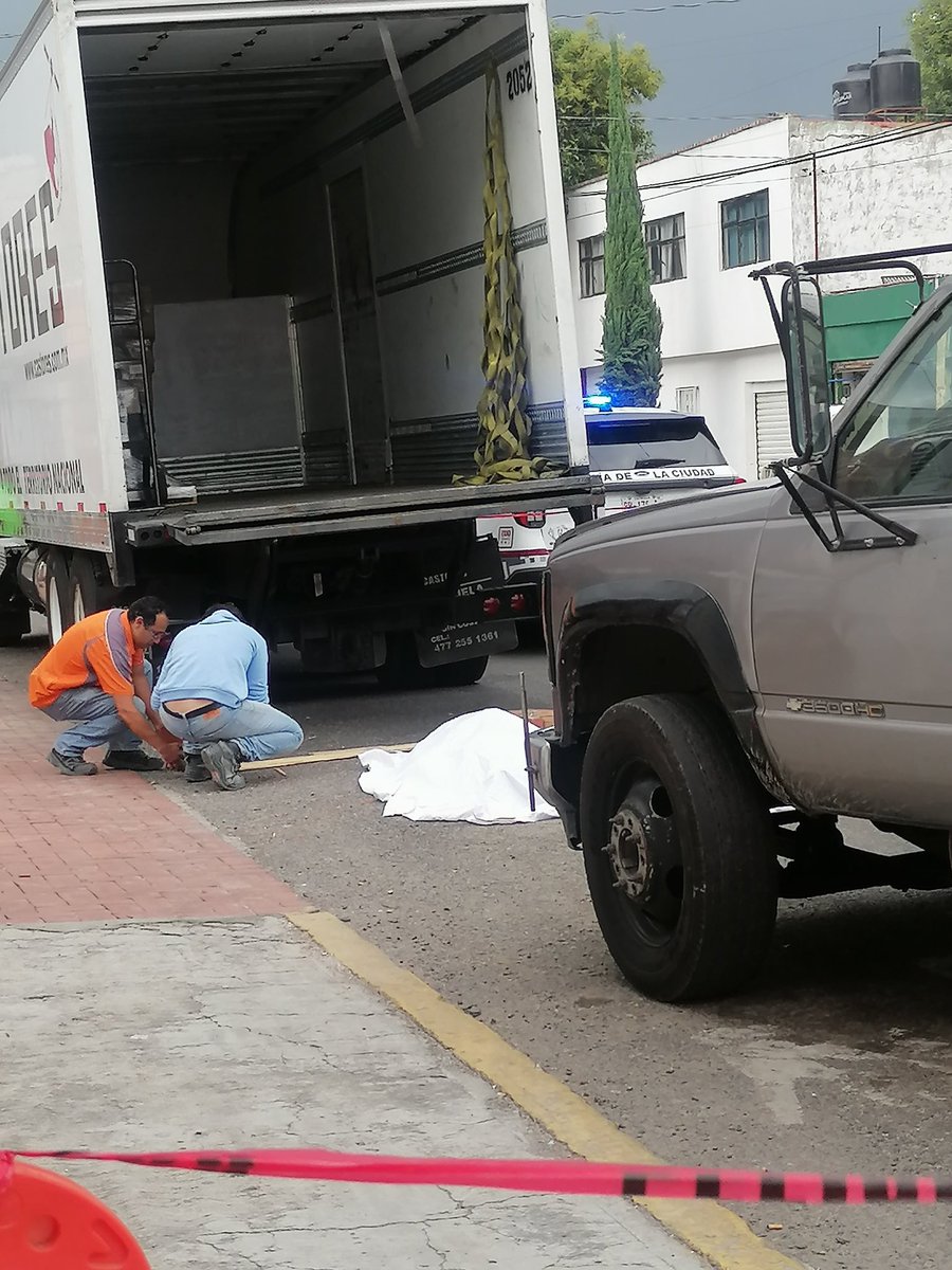 Antonio_RivasR's tweet photo. Un trabajador de la empresa #Castores murió, luego de que cajas de azulejo le cayeron encima cuando laboraba en la 23 Poniente, de la ciudad de #Puebla. La circulación está cerrada en dicha calle entre la 27 y 29 Sur.
#NotaRoja https://t.co/LI1jAt3Pwm