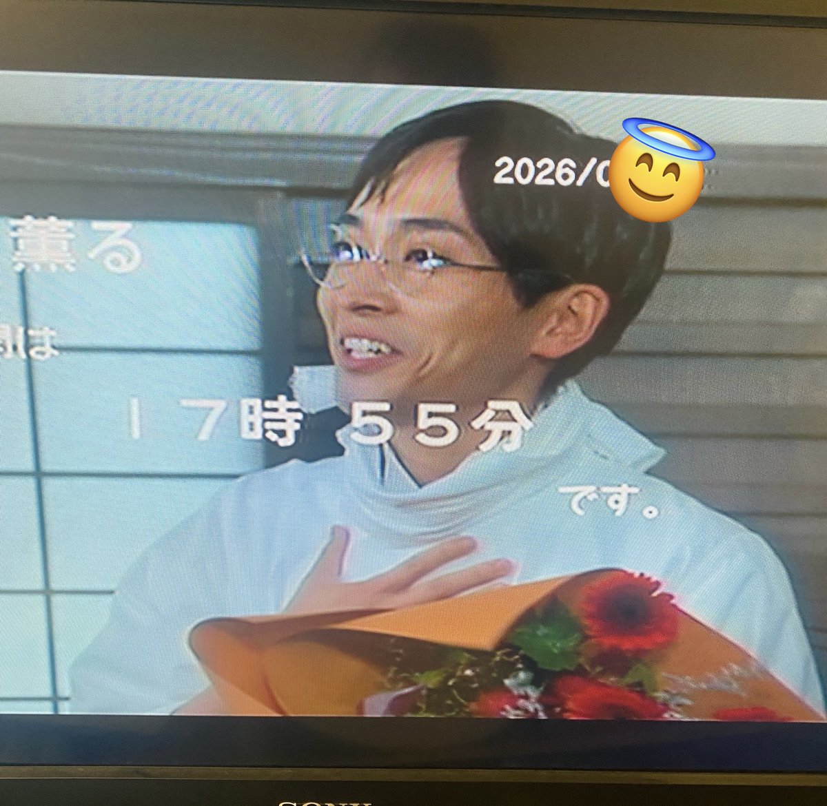 kinarichanda's tweet photo. #風薫る　
19週　黎明の翼
ありがとうございました！
これにて黒川先生、オールアップですっ🎐

最後の最後に「#俺たちの黒川 」タグまで生まれ、感無量です。黒川は、監督をはじめとするスタッフの皆さま、共演の皆さま、視聴者の皆さまにキャラクターを作り上げてもらったような気がします！　自分一人では辿り着けなかったキャラクターになりました！　本当にありーがとうございました♡

そして、りんさん、直美さんの再出発に立ち会えて、本当によかった。みんな、幸あれ！　新潟から見守っています！　がんばってね！

（※マネージャーさんに写真を撮っ���もらったら、動画だったやつ😂）