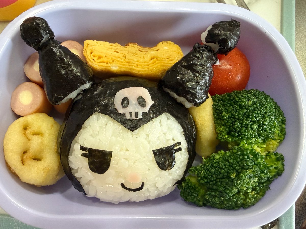 ow_pepper's tweet photo. クロミちゃん！！！！
耳はいつもチーズで型を取ってから海苔つけてたけど
初めて立体感だしてみたけどむずい！！！！！
クロミちゃんの顔の海苔のバランスいつまで経っても上手くならない😭😭 https://t.co/xXuw5KyvPl