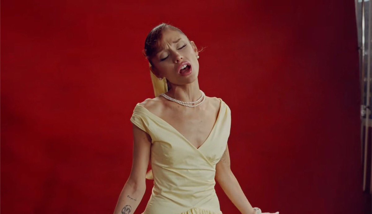TheGrandeTop10's tweet photo. 🚨All ‘petal’ versions are discounted to $4.99 on iTunes 

Keep buying Arianators. Let’s beat ‘Positions’ in pure alone https://t.co/WhrNnoyyOU