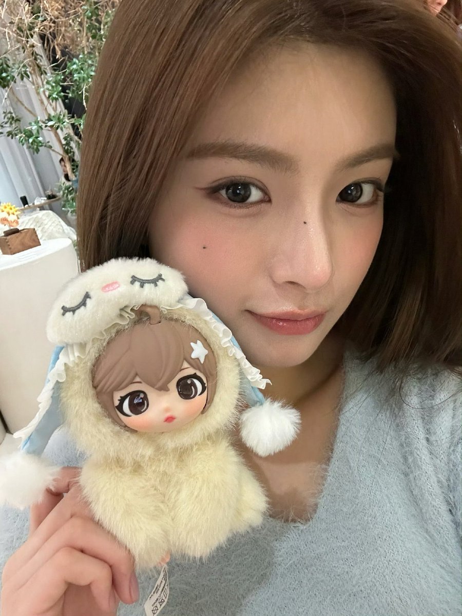 yirenwa's tweet photo. Hari ini ditemani sama boneka-boneka kecil yang gemas banget! 🧸💕 Dari kemarin salfok terus sama kostum bulu mereka yang super lembut. Menurut kalian, boneka yang mana nih yang paling mirip sama aku? Yang pakai baju pink, abu-abu, atau kuning? Tell me your favorite! ✨ https://t.co/zuwRJ0QQqa