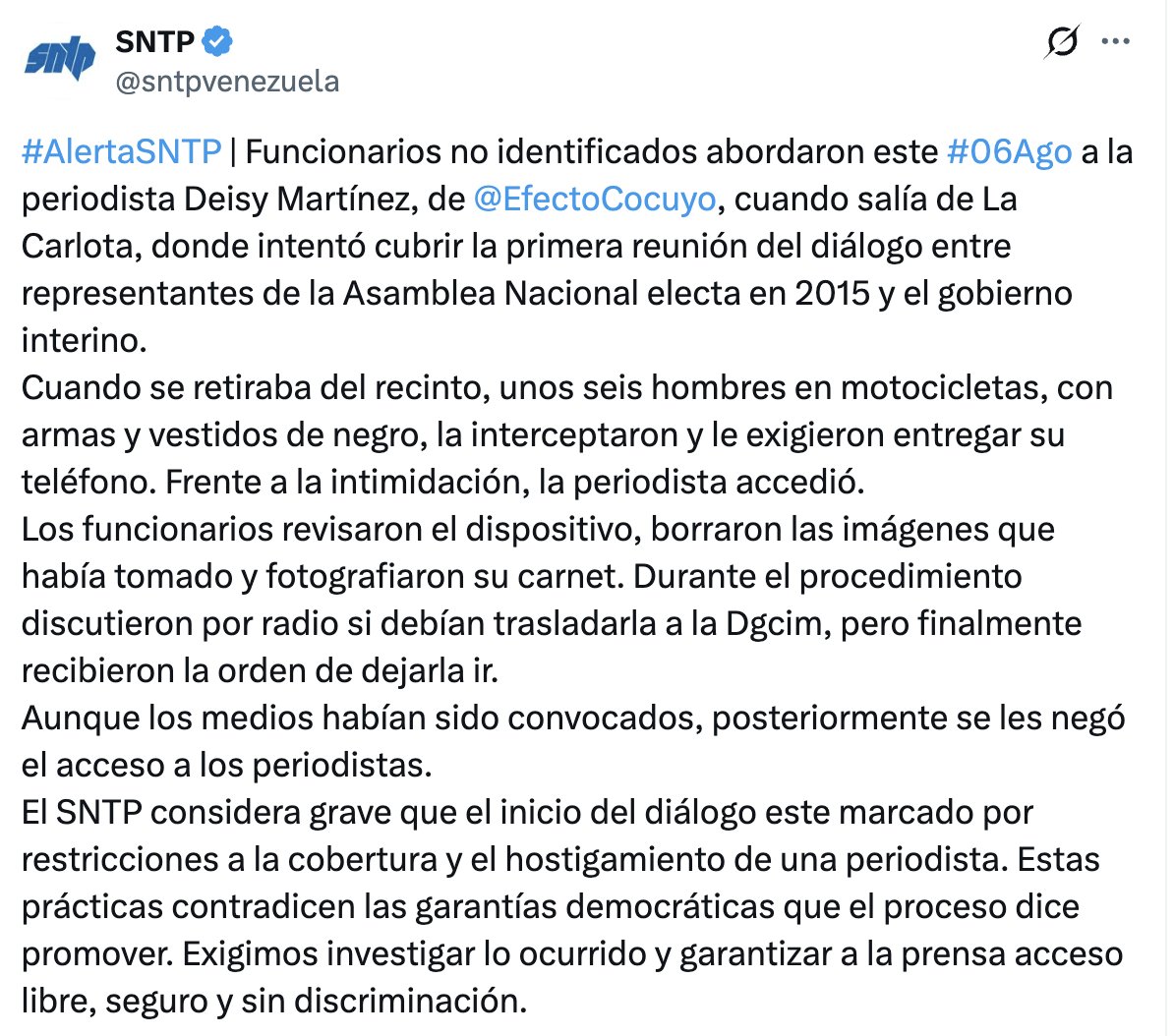 OrlvndoA's tweet photo. #URGENTE | Funcionarios no identificados con armas largas y de negro acosaron a periodista de Efecto Cocuyo, a la que obligaron a borrar las fotos que había tomado luego de intentar cubrir la reunión entre la AN 2015 y el régimen en La Carlota.

Los funcionarios amenazaron con llevarla al DGCIM.