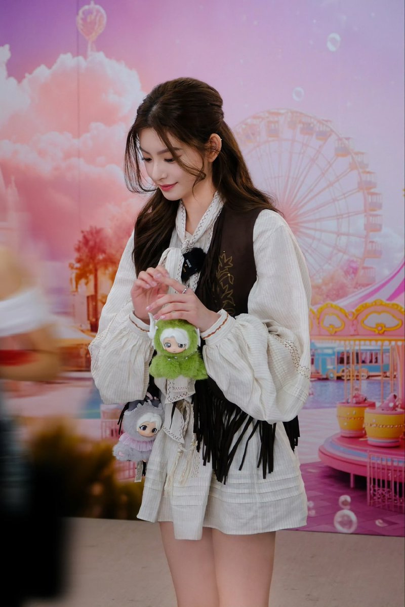 yirenwa's tweet photo. Kemarin seru banget bisa main ke dunia fantasi yang penuh warna pink ini! 🎡✨ Aku ngerasa beruntung banget bisa dikelilingi sama monster-monster kecil yang super imut ini. Lihat deh monster hijau kecil yang aku pegang, gemas banget kan? https://t.co/X75FCxlYZc