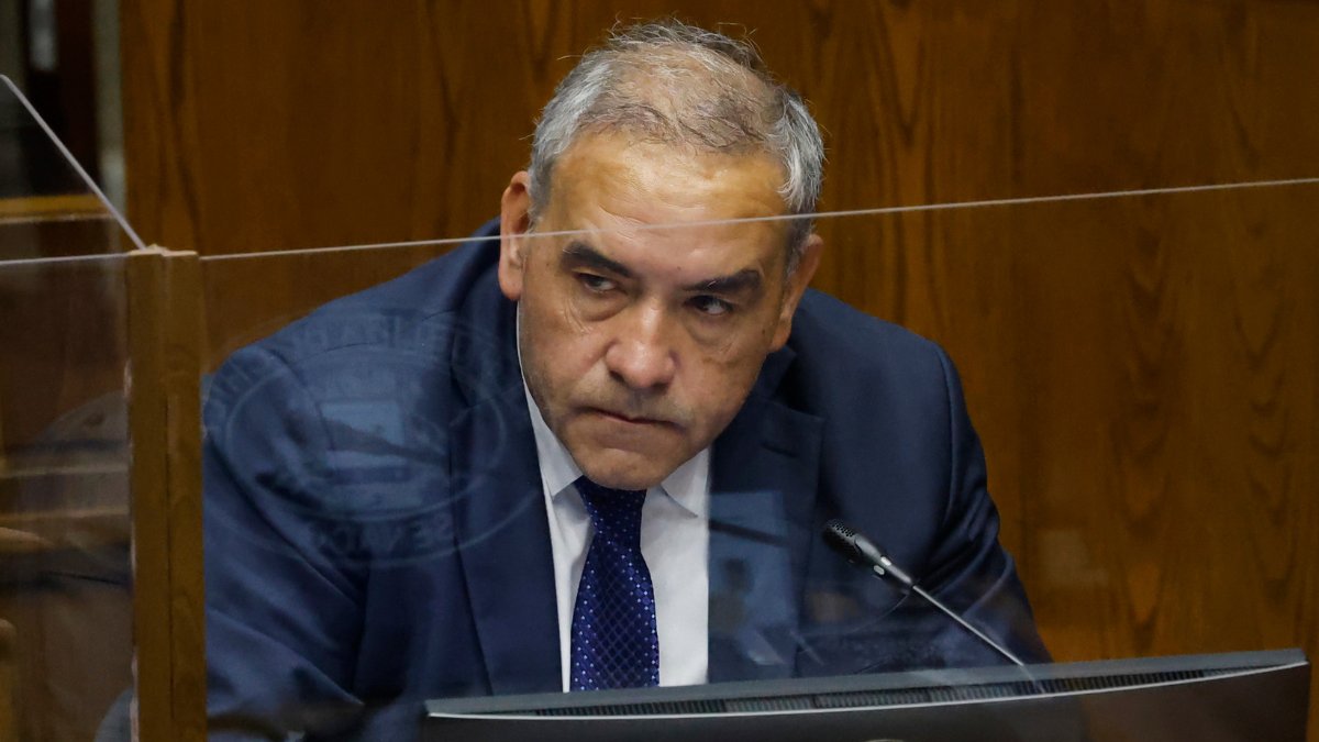 Cooperativa's tweet photo. Fidel Espinoza es llevado al Tribunal Supremo del PS por presunto episodio de VIF https://t.co/G4huLdS7Uu https://t.co/TkI8aMAMsI