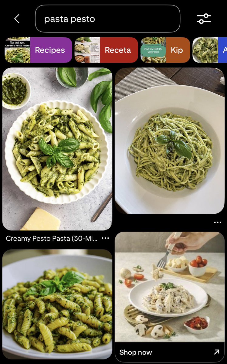 cuesre's tweet photo. @exmgodynamight Tangannya meraih ponsel guna mencari visual dari apa yang sedang ia jelaskan. 

“Jadii dasarnya itu sebuah olahan pasta dengan saus pesto khas italia, sausnya itu engga dimasak jadi dia punya aroma herbal yang kuat banget.” 

Menunjukan sebuah hasil dari pencariannya. https://t.co/ChjqEo2pl1