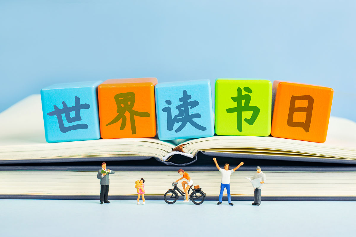 621dday's tweet photo. [今天把《夜晚的潜水艇》又翻了一遍，那些在文字里飘着的奇思，像把细碎星光攥进手心，读书的快乐总藏在反复咂摸的字句里。]， https://t.co/cYJM6pJBCb