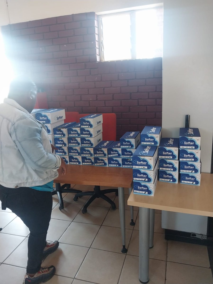 Kingfreddyfit's tweet photo. 50 Pairs of School shoes were Donated to Our underprivileged kids at primary school to restore their confidence, much appreciation to @kingFreddyFound Foundation @KF_fitness1310, God bless Africa 🙏❤️🙏
#kingfreddyfoundation
#KF_fitness
#Softer
#southafrica
#africa https://t.co/dFQw5hB8wn