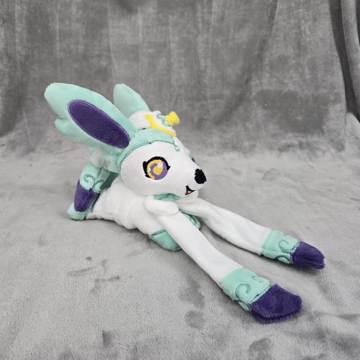 Leighs_Dragons's tweet photo. 🌟Plushie Reveal🌟

Who's that Pokémon?? Is it Sylveon?? Is it Polteageist??

It's a fusion! 

This beanie was so much fun to make! Thank you for trusting me with your OC!

#plushcommission #plushart #pokemonplush #pokemon #pokemonoc https://t.co/SzjSDVqpH3