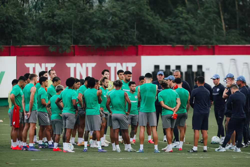 futebol_info's tweet photo. 🚨 Reapresentação do Fluminense após eliminação para o Vasco é marcada por cobranças e manutenção de Zubeldía.

Houve uma reunião entre diretoria e comissão técnica para tratar do mau desempenho do time.

Entre os jogadores, houve INCÔMODO em relação a escolhas de Zubeldía, especialmente pela FALTA DE CRITÉRIO na utilização de alguns jogadores colocados "na fogueira" pelo argentino. Porém, não há um motim para derrubar o treinador.

As conversas envolveram o elenco e foram em tom de cobrança após mais uma eliminação para um rival carioca. Apesar do mau momento, a opção foi por manter Zubeldía pelo menos até o clássico contra o Botafogo, sábado, pelo Brasileirão.

Ainda existe a crença de que o técnico pode reverter o quadro pensando no principal objetivo do ano: a Libertadores. A proximidade do jogo contra o Independiente Rivadavia também pesa.

Além disso, existe a sensação de todos no CT que a culpa precisa ser dividida entre comissão técnica e elenco.

🗞️ @geglobo
📸 Lucas Merçon/FFC