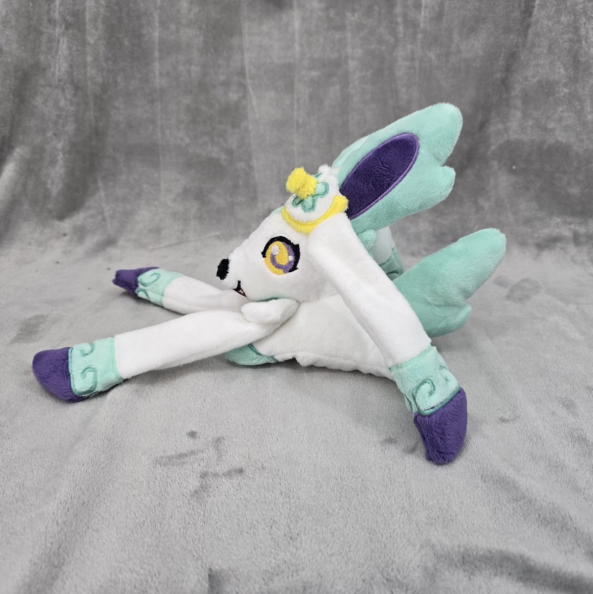 Leighs_Dragons's tweet photo. 🌟Plushie Reveal🌟

Who's that Pokémon?? Is it Sylveon?? Is it Polteageist??

It's a fusion! 

This beanie was so much fun to make! Thank you for trusting me with your OC!

#plushcommission #plushart #pokemonplush #pokemon #pokemonoc https://t.co/SzjSDVqpH3