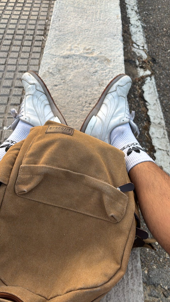 Soy_eyner's tweet photo. Ayer después del peluquero me quedé en la casa una vez más encerrado sin ganas de nada, me quedé ahí pensando si es así como debo estar a mis 20’s, no quiero ser grosero y mayormente me tomo to’ con calma pero eso realmente arregla cosas? Las preguntas son más y pocas respuestas! https://t.co/EY3bPZyzi5