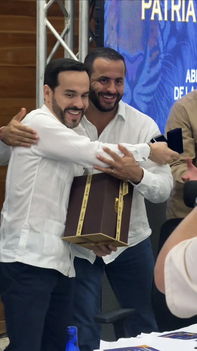 ErasmoZB's tweet photo. Mañana inicia un nuevo Gobierno 🏛️ y en Córdoba estamos listos para trabajar de manera articulada por proyectos estratégicos en vías, educación, productividad del campo, turismo y reactivación económica. 
En esta tarea ya dimos un paso importante. 

En la Mesa de Empalme Territorial presentamos al Presidente @ABDELAESPRIELLA algunas de las iniciativas que ya tenemos estructuradas, pero que requieren del respaldo del ente central. 

Aquí, les cuento algunas de ellas. Va hilo.🧵