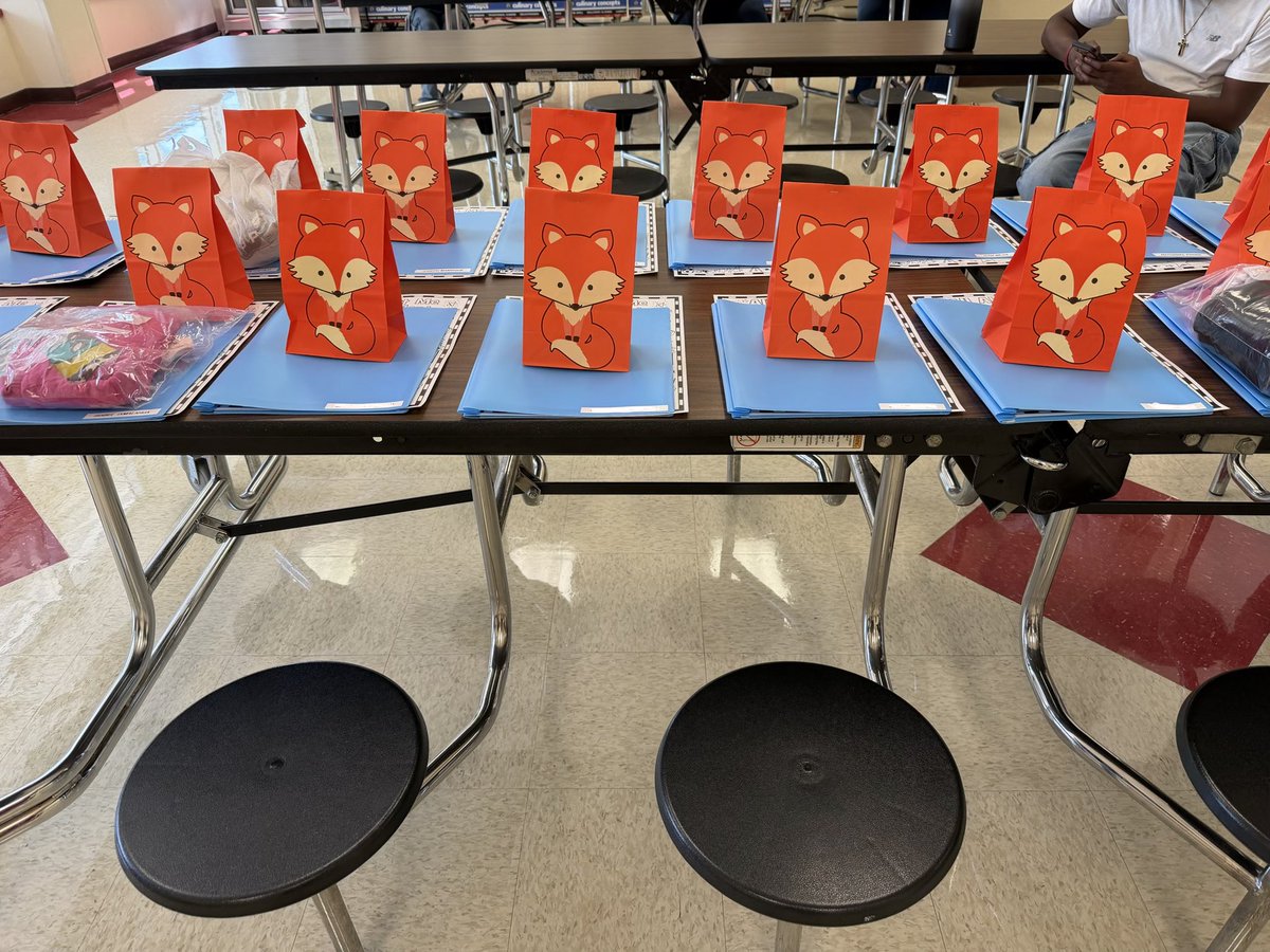 HolliPolli10's tweet photo. Got to meet some of my kiddos tonight!! 

So excited for year 11!! 

#letsgo #bestyear #spedlife #beagoodpersom https://t.co/CLCuVuxoW7