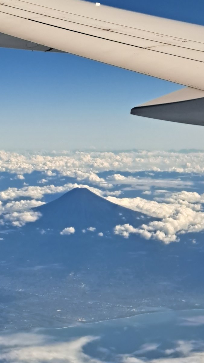 Ycandy220's tweet photo. 東京着いた
娘と推し活‼️
飛行機から虹🌈見えた。 https://t.co/sGwNpky4yf