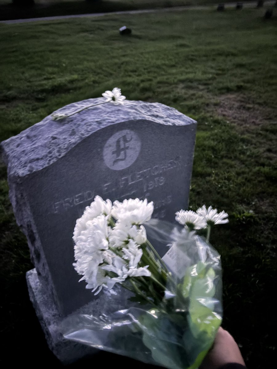 CheeseCakeGeen's tweet photo. TB to when I brought flowers to random graves of people who died in the 1800s and larped https://t.co/5QTg6lXGSb