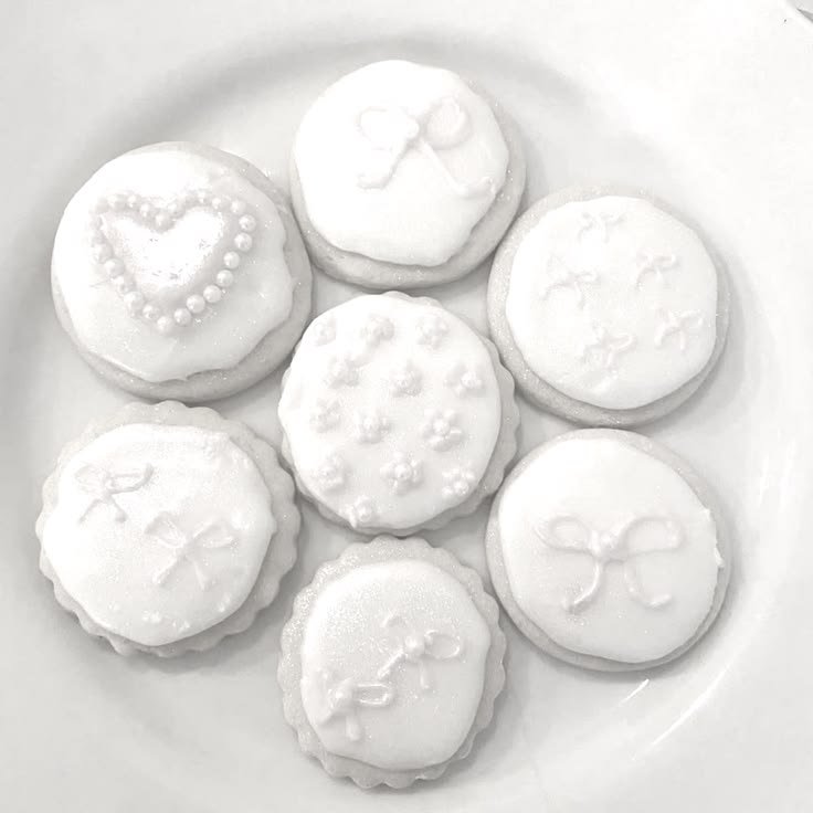 wh1tesduction's tweet photo. ʚɞ He might have a peculiar taste for sweets; if you want him to love you, give him desserts. 🐌 https://t.co/fnRowW7yIi