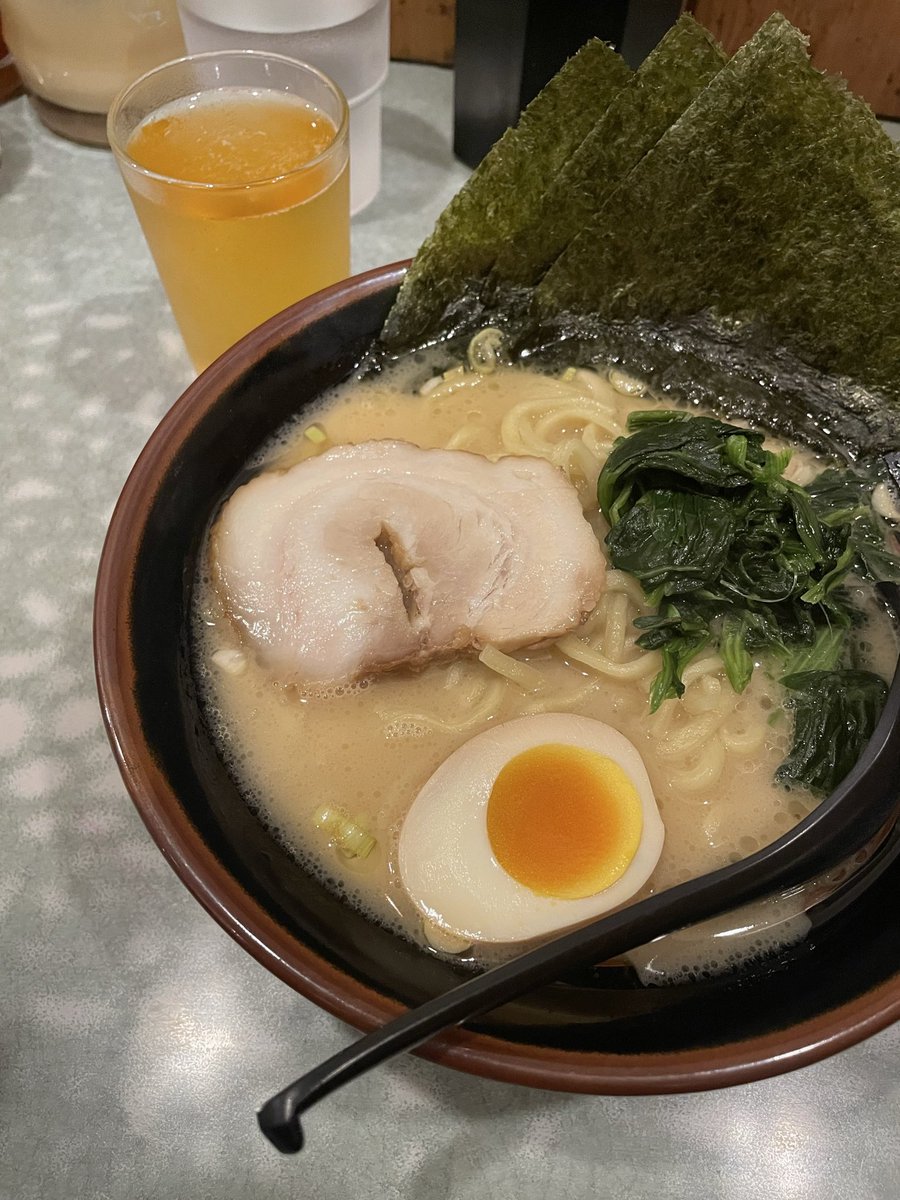 qis_uuu's tweet photo. 最近ハマってるnana全巻きた〜✌️
家系ラーメン添えて🍜 https://t.co/pPs69LfinN