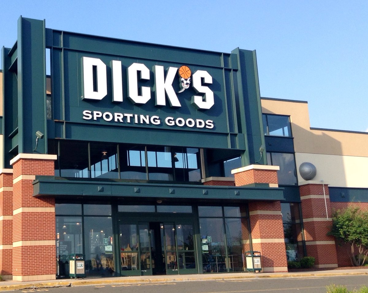 yiss_btw's tweet photo. Al parecer en EEUU hay muchas personas que se apellidan Dick, negocios que se llaman Dick

“Dick” no significa literalmente pene? No les parece raro ir por la calle y ver un cartel gigante que dice [DICK] https://t.co/CHODo1gaDP
