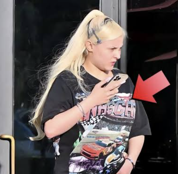 ClipDEPT's tweet photo. this fat hoe definitely cursed him https://t.co/TjI759AT5C