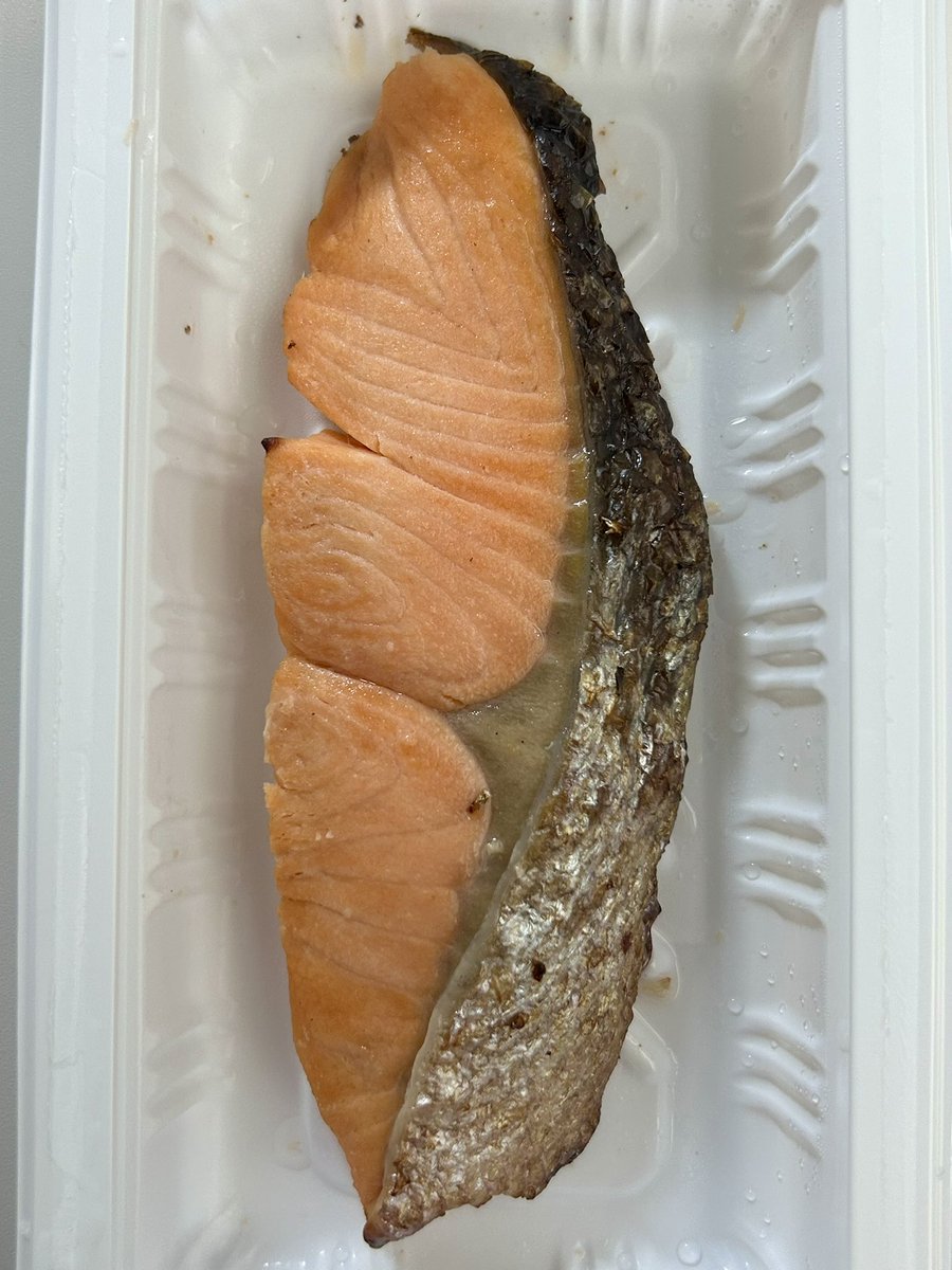 YUI_OKUDA_0108's tweet photo. The other day, I ate the grilled salted salmon from #FamilyMart🎶 So delicious😋 In the summer, I find myself craving salty foods☀️🎵
Salmon helps beautify our skin because it contains astaxanthin—a powerful antioxidant—and PDRN, a DNA component that promotes cell regeneration✨ I love salmon💕