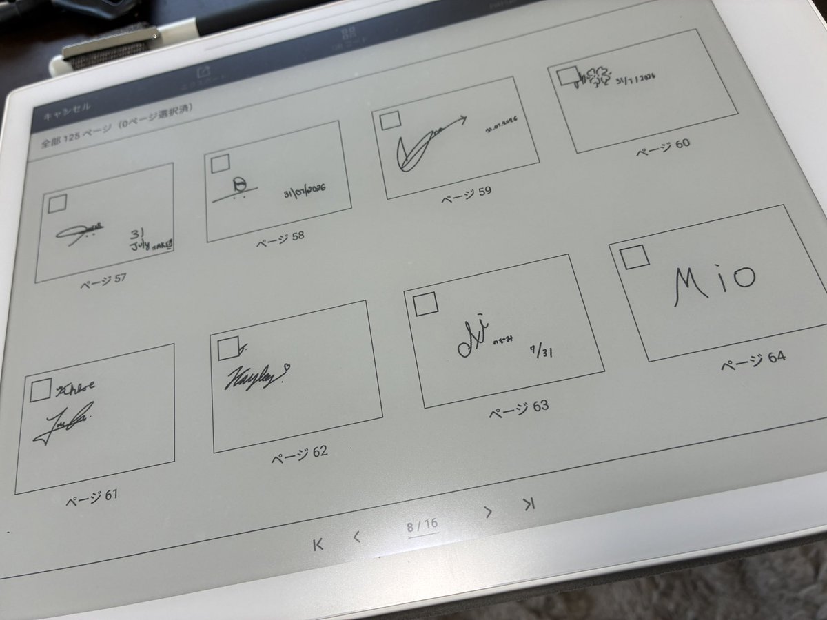 _white_spot_'s tweet photo. 今回私が選手達のサインを集めるのに使ったのは #Supernote A5Xです!直感的に操作出来るので操作説明はストローク消しの案内だけでスムーズにサインをしていただけました!
12年前シンガポールで同じく選手たちにサインを貰ったときは普通の紙とマジックで書いてもらったのでその時と比べて楽でした! https://t.co/CF9RxeH58N