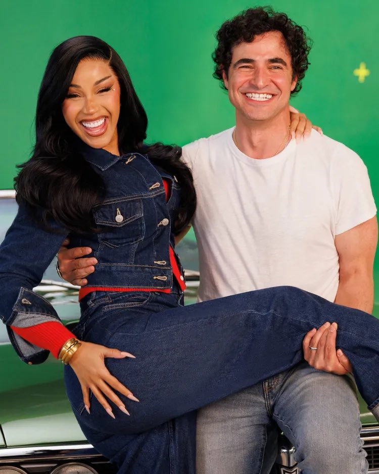 BardiUpdatess's tweet photo. Cardi B on set with Zac Posen, the Chief Creative Officer at Old Navy. ✨ https://t.co/PLG4tdIVdC