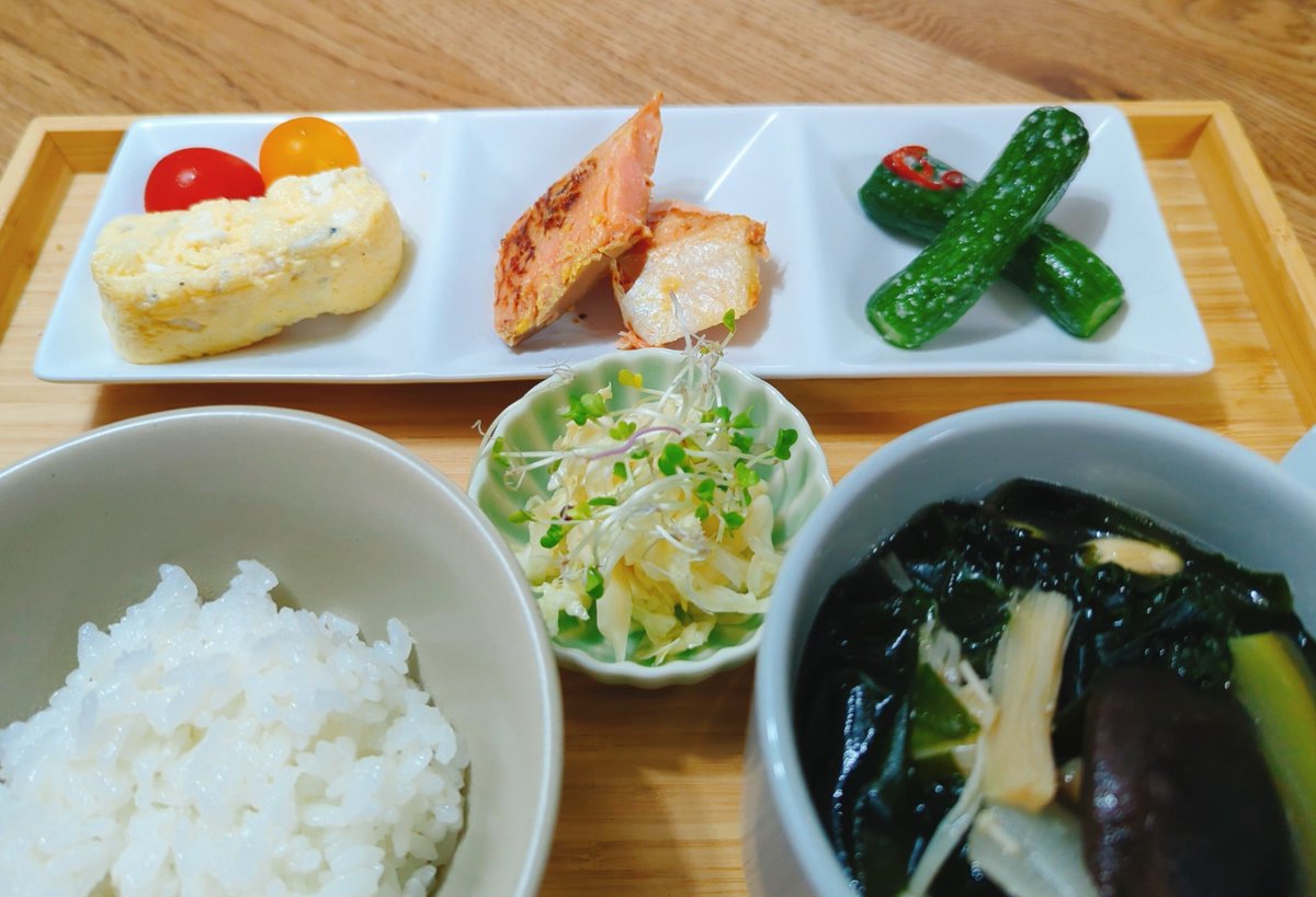7reco7's tweet photo. おうちモーニング🥢
おはよ〜☀
久しぶりの白米✨しらすと豆腐を入れてレンチンの卵焼き??🍅焼き鮭、オクラの胡麻和え、酢キャベツ、わかめきのこスープ！美味し〜😋

みなさまの今日も良き1日になります様に🍀行ってらっしゃい!気をつけてね👋
＃おうちごはん ＃REIKO
＃猫のいる暮らし𓃠 https://t.co/Nzws82DfPk