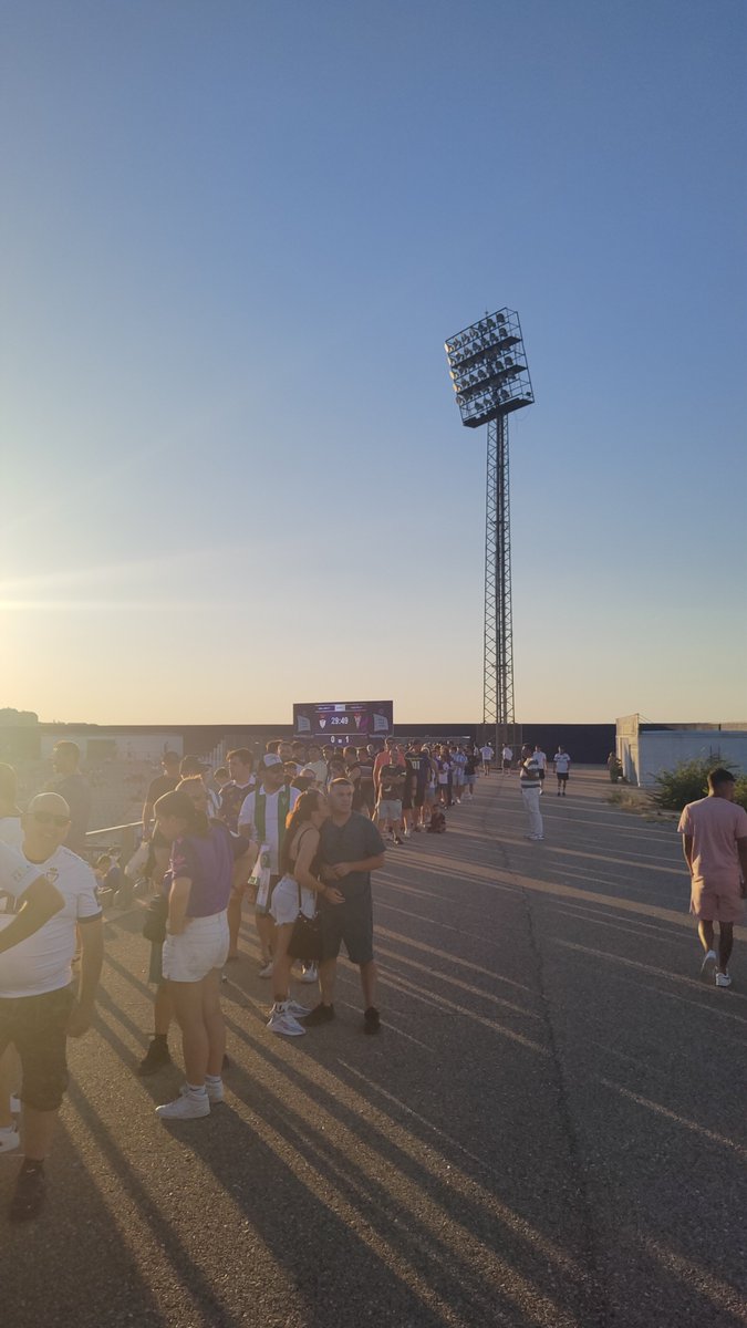 OOCRealJaen's tweet photo. @radilo_radilo76 @RealJaenCF @CanalLagarto @AlkazarCV @AceituneroJaen @lagarto_mania @pepelagaarto Creo que es mucho más necesario arreglar esto, mismos problemas de siempre. Accesos tercermundistas, aparcamientos escasos, bares que no dan a basto (hoy solo 1 para fondos y preferencia), baños a oscuras y sin limpieza, los asientos sin numerar aún... Y el césped con 0 cuidado. https://t.co/VRXd7mgj92