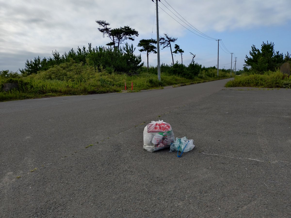 7d8ups's tweet photo. #日本をきれいに #地球をきれいに
8.5、いつもの海岸線の道路💰
駐車スペースがある空き地にマットレス！大きな粗大ゴミが捨てられてました。 ポイ捨てパトロールラン、続けます。 
#ゴミ拾い #ポイ捨て #不法投棄 #ランニング #岩沼市 #名取市 #がんばれイワヌマン https://t.co/tynIK1WiqV
