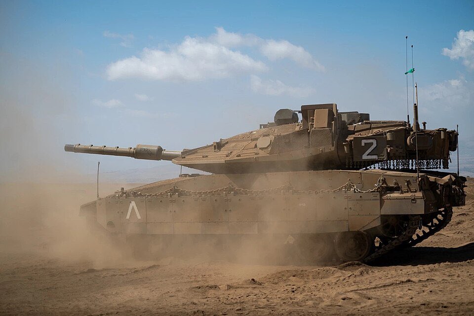 IsraelVive1948's tweet photo. En la mañana del 7 de octubre, cuando Hamás lanzó su invasión contra el sur de Israel, un pequeño grupo de mujeres soldado cambió el curso de una batalla.

Integraban una tripulación de tanques Merkava y, en lugar de retroceder, avanzaron hacia la zona de los kibutzim de Sufa y Holit, donde decenas de terroristas ya habían infiltrado territorio israelí.

Durante horas combatieron prácticamente sin descanso, brindaron cobertura a las fuerzas que llegaban, protegieron a civiles y frenaron el avance de los atacantes. Su intervención fue decisiva para impedir que la masacre fuera aún mayor.

Las tripulaciones participaron en enfrentamientos continuos y ayudaron a neutralizar a decenas de terroristas.

Su historia rompió otro mito: en el momento más crítico, demostraron que el valor, la preparación y la determinación no tienen género.

Se calcula que eliminó a más de 50 terroristas y fue la primera vez en la historia de la guerra en que una unidad íntegramente compuesta por mujeres luchó en un combate de esta magnitud 

En israel el feminismo se ejerce❤️🇮🇱