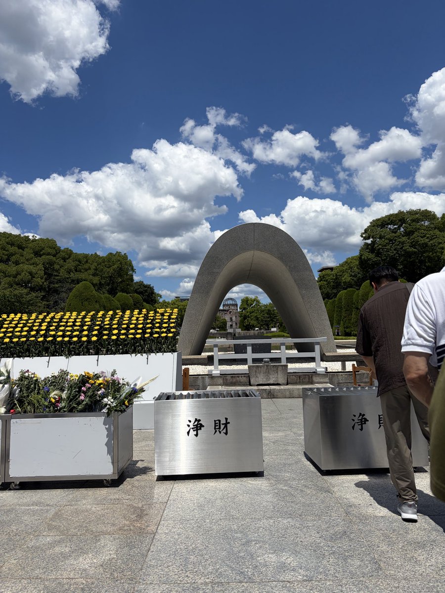 iwamin_nana's tweet photo. 【葛飾の歩き方】
広島の平和式典
議会活動の一環で行きました。

改めて広島という土地の持つ
過去の経験とそこを乗り越えた
人々の想いや未来への希望。

それらに触れる時間をもてました。

・・・

いつもと同じ日々に
突然襲ってきた原子爆弾。
ただ被害を受けただけでない。

助けられなかった人たち、
その時の自分の行動、選択に
後悔が残ったりする人もいる。

自分の想像が追いつかない。
でも経験者がどんどんいなくなる。

だからこそ、
後世にもしっかり語り継いで
行く必要があるんだな、と。
改めて強く感じました。

・・・
そして、いつも通り、
せっかく広島来たんなら！で
地元の方たちと触れ合い、
視察も行ってきました！
報告は改めて。