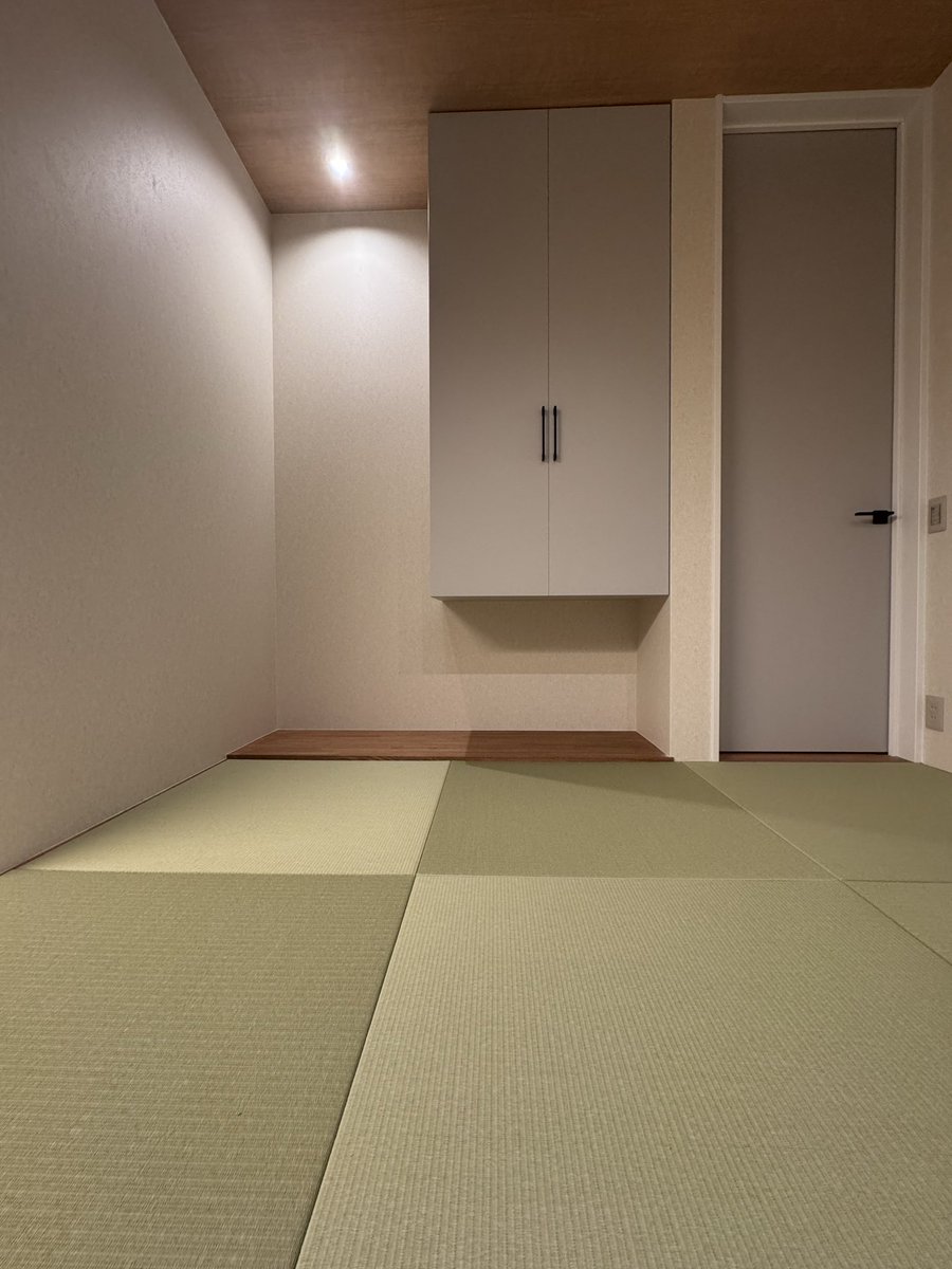 kamoshika_house's tweet photo. 注文住宅で学んだこと320

サイズ特集①
和室の広さ

我が家の和室は
4.5畳 ＋ 仏間・造作収納スペース

正直、まだそんなに活用できていない。
たまに寝転がるくらいなのでこの広さで全然問題ない。

用途として想定しているのは
・来客の寝泊まりスペース
・子どもができた時の遊び場
・老後の寝室

どれもこの広さで問題なさそう。

用途を決めてから広さを考えると
ちょうど良いサイズに収まると思います。