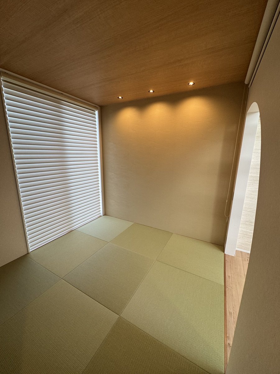 kamoshika_house's tweet photo. 注文住宅で学んだこと320

サイズ特集①
和室の広さ

我が家の和室は
4.5畳 ＋ 仏間・造作収納スペース

正直、まだそんなに活用できていない。
たまに寝転がるくらいなのでこの広さで全然問題ない。

用途として想定しているのは
・来客の寝泊まりスペース
・子どもができた時の遊び場
・老後の寝室

どれもこの広さで問題なさそう。

用途を決めてから広さを考えると
ちょうど良いサイズに収まると思います。