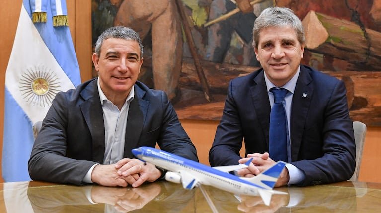 AlertaArgenta's tweet photo. ¡AEROLÍNEAS DIO SUPERÁVIT!

Aerolíneas Argentinas presentó un balance 2025 con $238.000 millones de ganancia neta, USD 120,7 millones de resultado operativo positivo, sin fondos del Tesoro y por primera vez deberá pagar Impuesto a las Ganancias. https://t.co/4E5ab82wj0