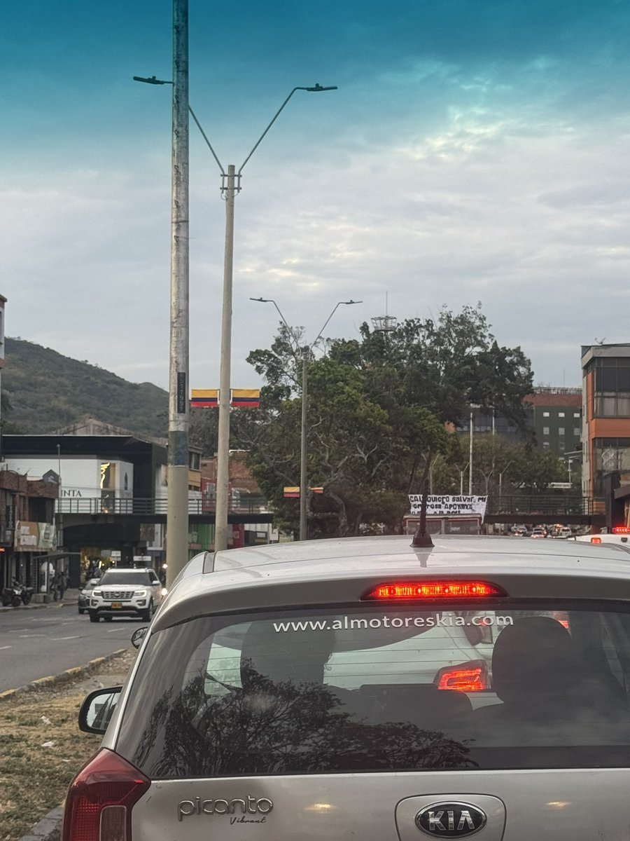 JuanchoGOCA's tweet photo. @alejoeder @AlcaldiaDeCali ve no les da pena poner esa miseria de banderas en los postes ? Quinten eso mejor nada a esas chichiguas #cali https://t.co/PAOSb8qaQ2