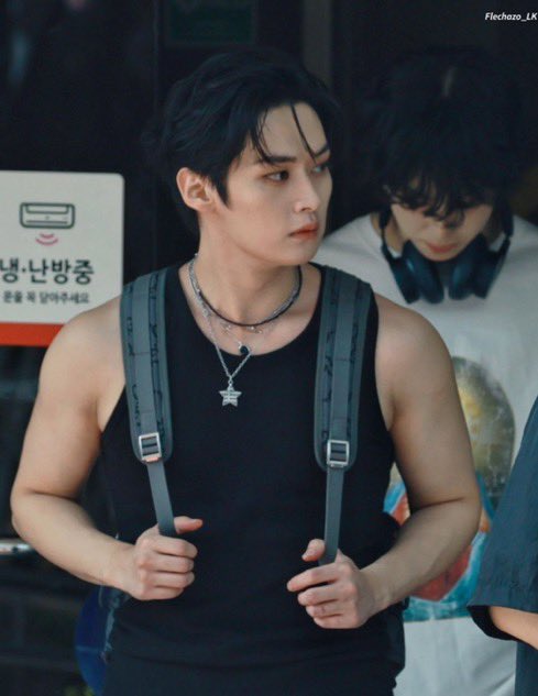 evlip7e's tweet photo. different hair but same vibe https://t.co/r8nqqDQ7U9