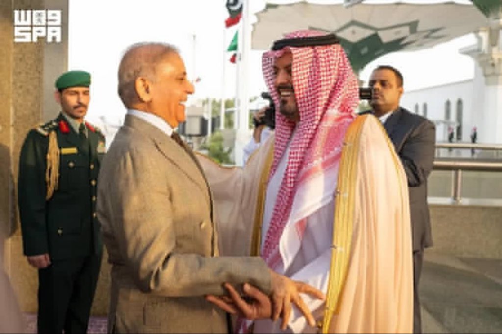 mmlaaka's tweet photo. وصل إلى جدة اليوم دولة رئيس وزراء جمهورية باكستان الإسلامية محمد شهباز شريف.
 وكان في استقباله بمطار الملك عبدالعزيز الدولي، سمو نائب أمير منطقة مكة المكرمة. https://t.co/wVBpjV2VOz